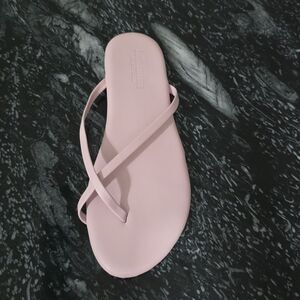 BRAND NEW CUSHIONAIRE  WOMEN's COVE FLIP FLOP SANDAL with MEMORY FOAM